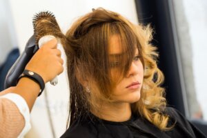 z brązu na blond jak rozjaśnić ciemne włosy